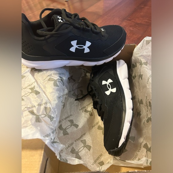 Under Armour Assert running sneakers youth size 5 black New in Box - Picture 2 of 3